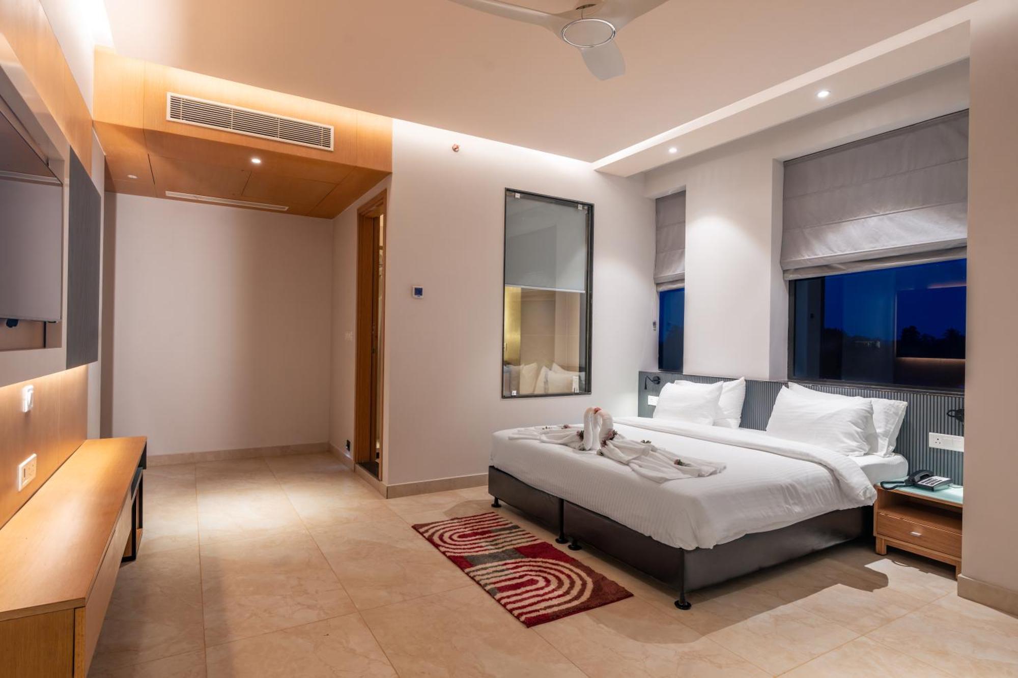 Krishna'S Courtyard Hotel & Convention Urāli Εξωτερικό φωτογραφία