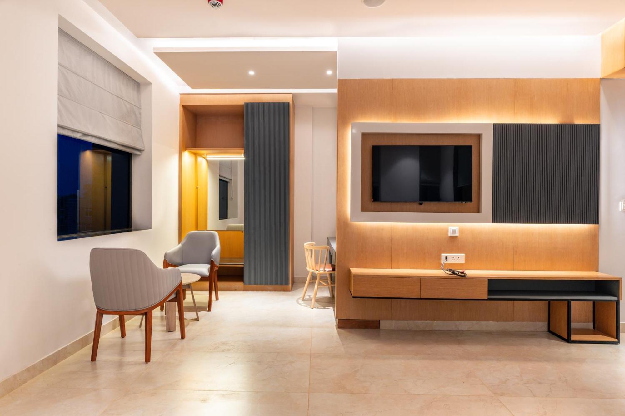 Krishna'S Courtyard Hotel & Convention Urāli Εξωτερικό φωτογραφία